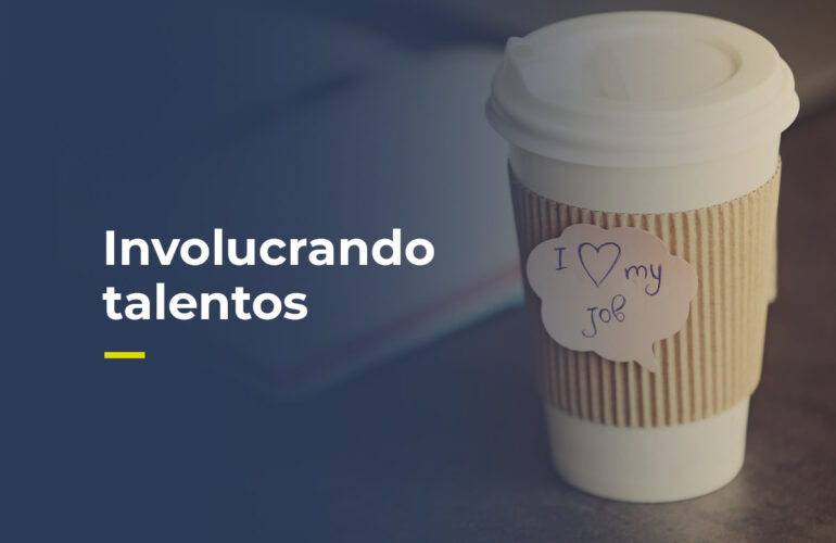 El texto duce involucrando talentos y la foto muestra un vaso de café con un sticker que dice yo amo a mi trabajo