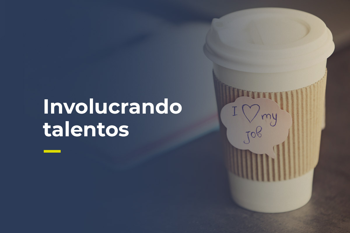 El texto duce involucrando talentos y la foto muestra un vaso de café con un sticker que dice yo amo a mi trabajo