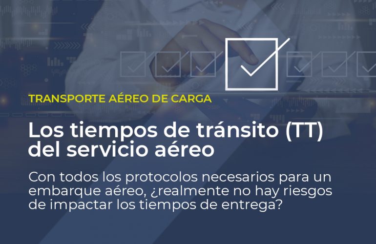 Sobre la imagen de una persona con un documento de papel en la mano, está escrito: Los tempos de tránsito (TT) del servicio aéreo. ¿Los protocolos necesarios para un embarque aéreo pueden impactar los tiempos de entrega?